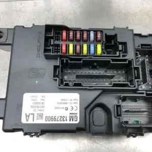 Op = Op Zekeringkast OPEL CORSA D (S07)